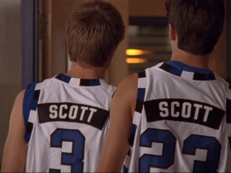  One Tree Hill: Een nostalgische duik in de wereld van basketbal, liefde en familiegeheimen!