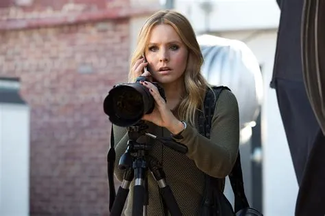 Veronica Mars: Een mysterieuze tienerdetective die de verborgen geheimen van Neptune ontrafelt en de complexe wereld van sociale hiërarchieën en intriges blootlegt!